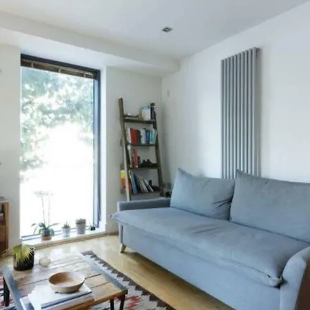 Peaceful Modern 2 Bedroom Flat With Water Views